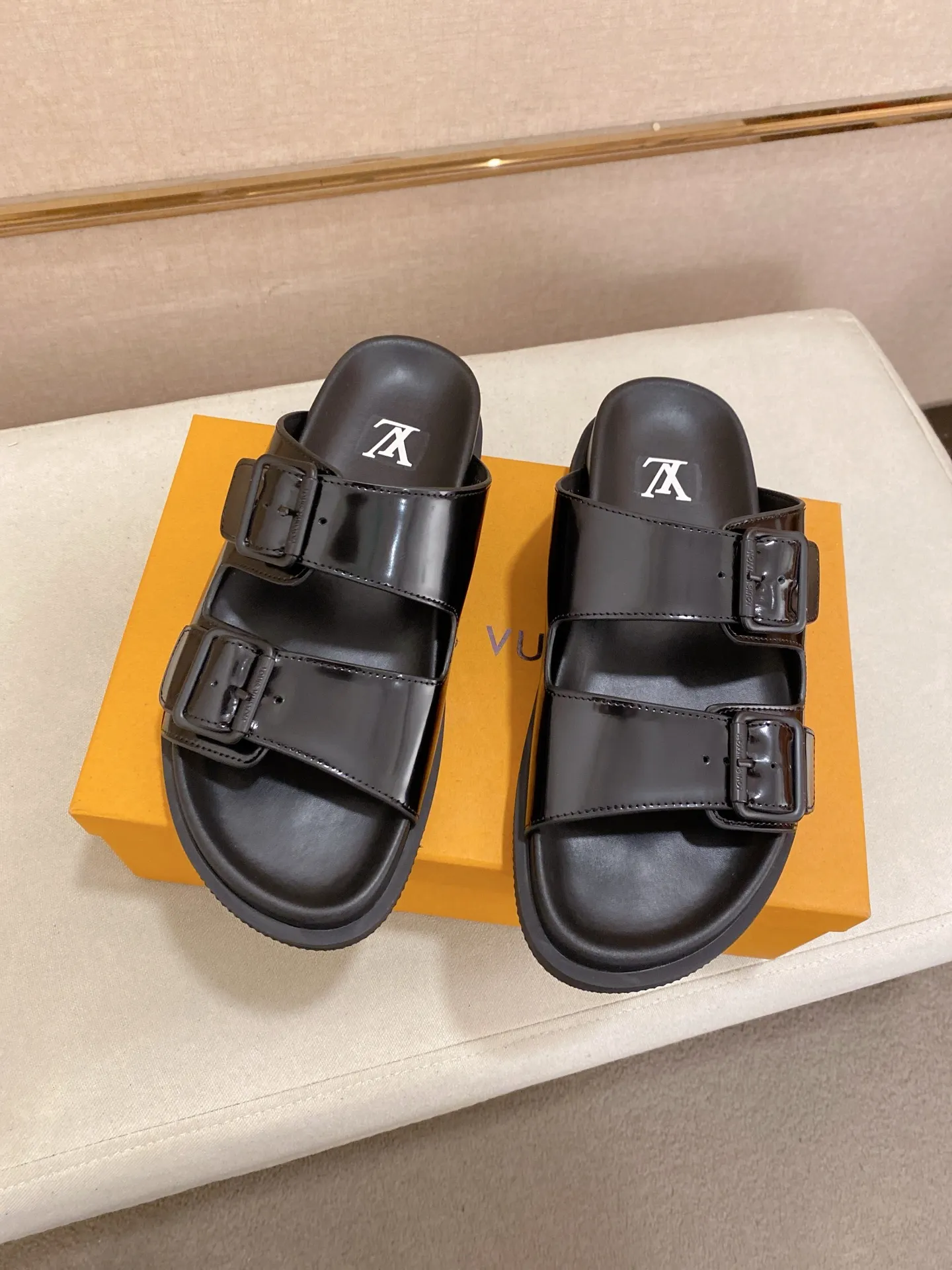 Factory price: 420💰Made by LV🔍Top purchasing agent. Men's spring and summer slippers are available at the same counter. The uppers are made of cowhide imported from Italy. High-quality craftsmanship, soles: original soles specially provided by the original factory, exclusive movable molded soles are super comfortable, original factory follow-up goods, 🔍🔍high quality, can be entered and exited the counter at will, welcome to compare, code number 38-44. Can be customized45